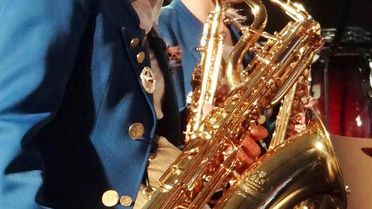 Die Kleinsten mit den größten Instrumenten: Christina Lurz (vorne) im Juniororchester Ebern mit einem Basssaxophon.