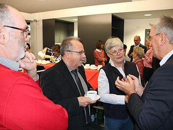 Redaktionsleiter Paul Ziegler (von rechts) im Gespräch mit Elisabeth Kuhn, Emil Müller und Walther Kuhn. Foto: Ralf Ruppert
