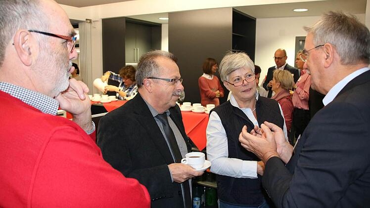 Redaktionsleiter Paul Ziegler (von rechts) im Gespräch mit Elisabeth Kuhn, Emil Müller und Walther Kuhn. Foto: Ralf Ruppert