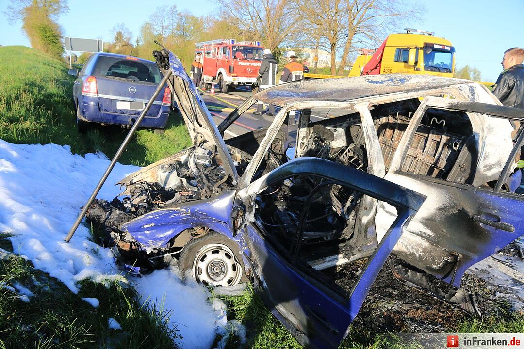 Schwerer Zusammenstoß auf B4 bei Kaltenbrunn - Pkw brennt aus