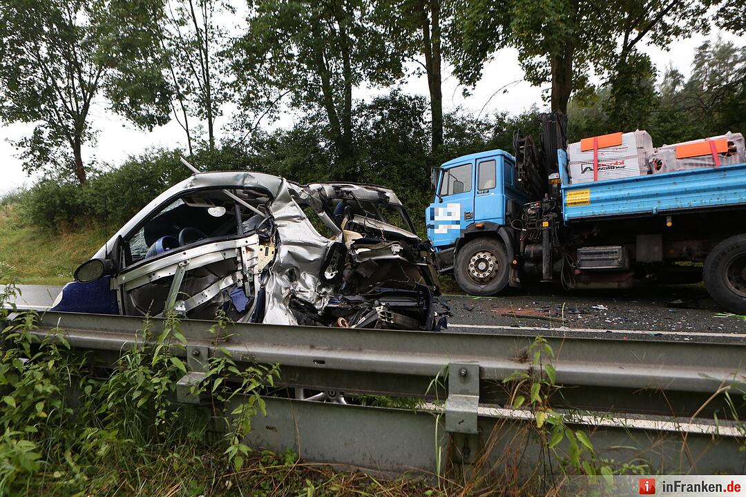 Smart schleudert in entgegenkommenden Lkw - Autofahrer stirbt am Unfallort