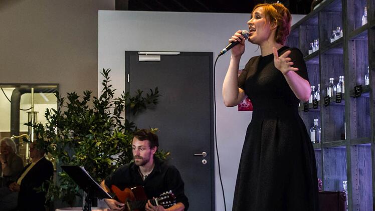 Laura Mann (Gesang) und die Gitarrist Florian Berndt gestatteten eine eindringliche Hommage an Ella Fitzgerald.Foto: Jochen Berger