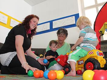 Die Arbeit mit Kindern liegt Tagesmutter Stefanie Ziegler (links) und Familienbegleiterin Eva Sauer sehr am Herzen. Der Jugendhilfeausschuss verlängerte die Zusammenarbeit mit dem Verein Generationen-Netz, dem Träger des Mehrgenerationenhauses, im Bereich der Frühen Hilfen.  Foto: Archiv/Benedikt Borst