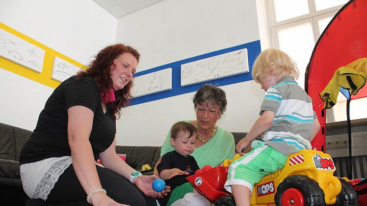 Die Arbeit mit Kindern liegt Tagesmutter Stefanie Ziegler (links) und Familienbegleiterin Eva Sauer sehr am Herzen. Der Jugendhilfeausschuss verlängerte die Zusammenarbeit mit dem Verein Generationen-Netz, dem Träger des Mehrgenerationenhauses, im Bereich der Frühen Hilfen.  Foto: Archiv/Benedikt Borst