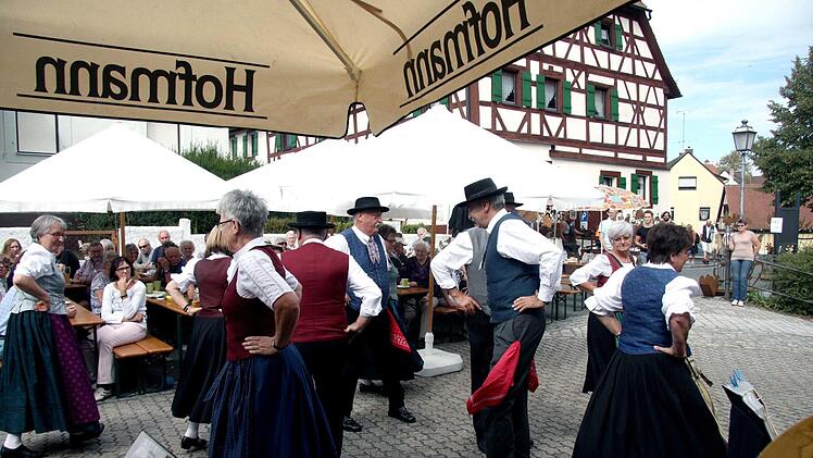 Die Volkstanzgruppe aus Lonnerstadt   Foto: Richard Sänger