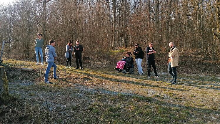 Neue Blickwinkel: Das „Lutzi“-Team begeht gemeinsam mit Betroffenen und Kooperationspartnern das Festivalgelände.
