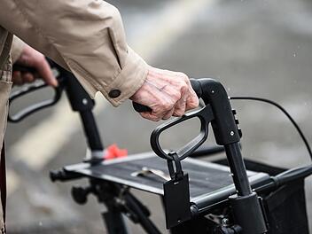 Seniorin mit Rollator erfasst