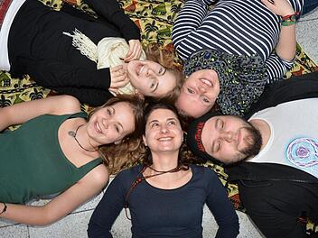Freuen sich auf den Senegal: Ann-Kathrin Thönnes vom Erzbischöflichen Jugendamt und dem BDKJ-Diözesanverband Bamberg (Mitte), Miriam Blum, Miriam Groh, Bianca Köhler und Wolf Kaulen (von links). Es fehlt Fiona Rupprecht.  Foto: Ronald Rinklef
