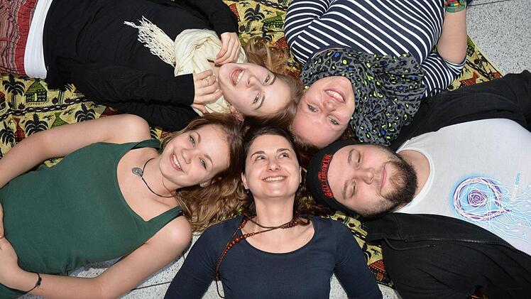 Freuen sich auf den Senegal: Ann-Kathrin Thönnes vom Erzbischöflichen Jugendamt und dem BDKJ-Diözesanverband Bamberg (Mitte), Miriam Blum, Miriam Groh, Bianca Köhler und Wolf Kaulen (von links). Es fehlt Fiona Rupprecht.  Foto: Ronald Rinklef