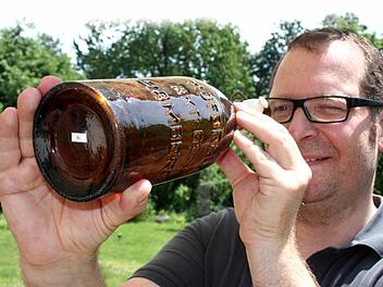 Blick in die Flasche: Christian Fiedler hat über 1000 Exemplare aus fränkischen Brauereien in seiner Sammlung. Foto: Sebastian Martin