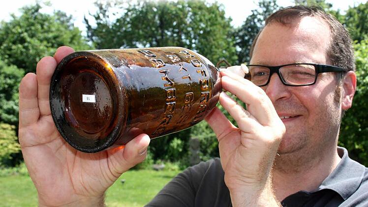 Blick in die Flasche: Christian Fiedler hat über 1000 Exemplare aus fränkischen Brauereien in seiner Sammlung. Foto: Sebastian Martin