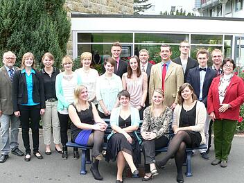 Zum Erinnerungsfoto versammelten sich die neuen Krankenpflegerinnen und Pfleger mit ihren Ausbildern. Alle haben bereits ihre neuen Arbeitsverträge an verschiedenen Einrichtungen unterschrieben Foto: Helios