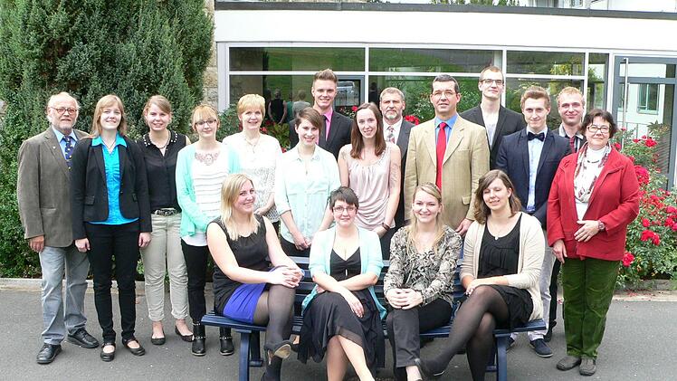 Zum Erinnerungsfoto versammelten sich die neuen Krankenpflegerinnen und Pfleger mit ihren Ausbildern. Alle haben bereits ihre neuen Arbeitsverträge an verschiedenen Einrichtungen unterschrieben Foto: Helios