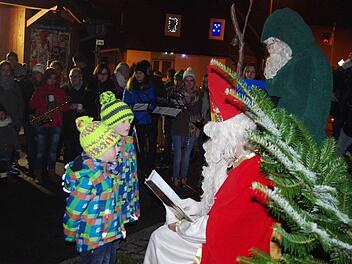 Nico und Fabian hören aufmerksam zu, was ihnen der Nikolaus (Alexander Hoderlein) und der Knecht Ruprecht (Ralf Welsch) zu sagen haben.