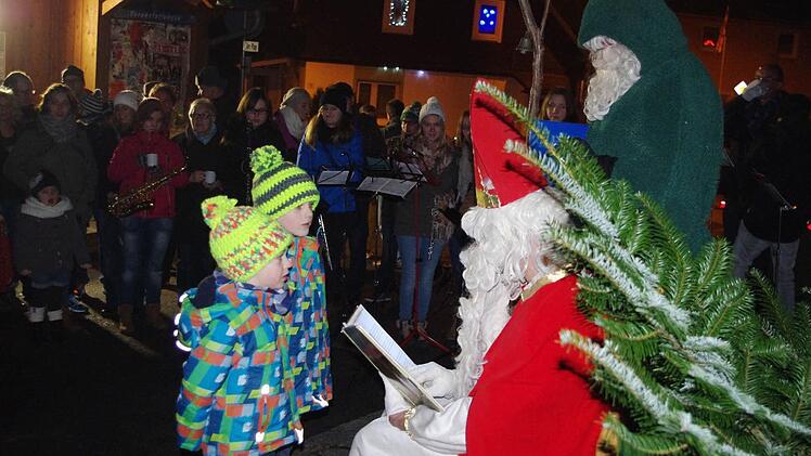 Nico und Fabian hören aufmerksam zu, was ihnen der Nikolaus (Alexander Hoderlein) und der Knecht Ruprecht (Ralf Welsch) zu sagen haben.