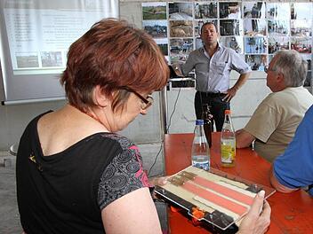 Richard Fischer (r.)? stellte das Projekt "Bioenergiedorf Willersdorf " vor.  Foto: Mathias Erlwein