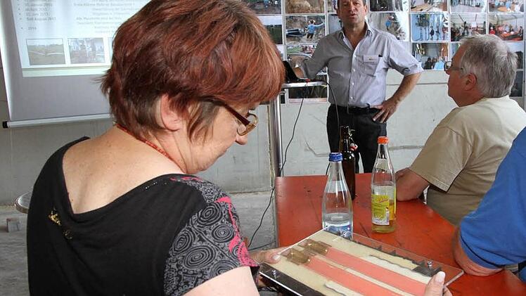 Richard Fischer (r.)? stellte das Projekt "Bioenergiedorf Willersdorf " vor.  Foto: Mathias Erlwein