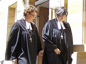 Dekanin Schürmann (l.) und Regionalbischöfin Elisabeth Hann von WeyhernFoto: Petra Malbrich