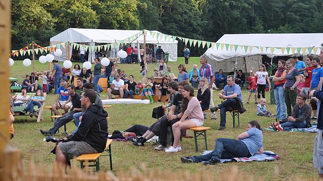 Entspannt geht es zu beim Sommerfühl Festival. Hier noch auf der Waldlichtung bei Oberransbach, einem Dorf bei Feuchtwangen. 2016 zieht das Fest erstmals in die Altstadt um. Foto: Sommerfühl e.V.