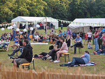 Entspannt geht es zu beim Sommerfühl Festival. Hier noch auf der Waldlichtung bei Oberransbach, einem Dorf bei Feuchtwangen. 2016 zieht das Fest erstmals in die Altstadt um. Foto: Sommerfühl e.V.