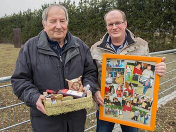 Der neue Vorsitzende des Vereins für Hundesport Wonfurt, Roland Henneberger (links), dankte dem langjährigen Vorsitzenden und Ehrenvorsitzenden Klaus Ullmann für sein Wirken. Foto: Ulrike Langer