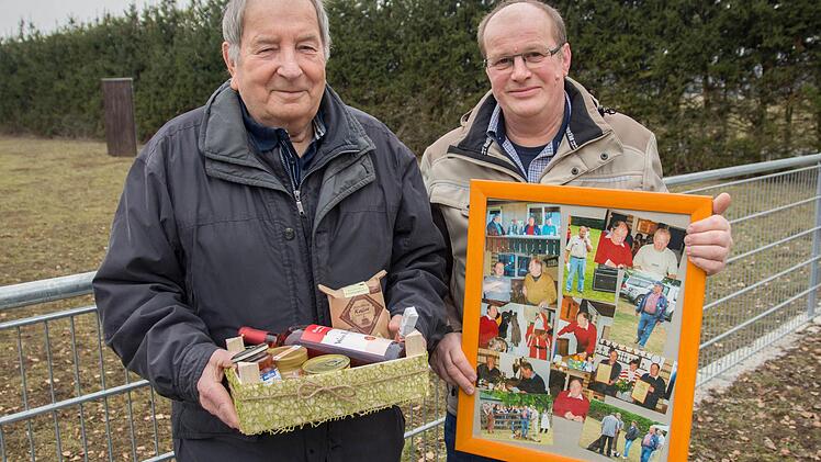 Der neue Vorsitzende des Vereins für Hundesport Wonfurt, Roland Henneberger (links), dankte dem langjährigen Vorsitzenden und Ehrenvorsitzenden Klaus Ullmann für sein Wirken. Foto: Ulrike Langer