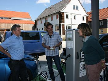 "Betankung" eines Elektroautos an der Hauptstraße in Mitwitz. Die E-Mobilität ist ein weiteres Projekt des Vereins. Rechts Elisabeth Hoffmann, die selbst ein E-Auto besitzt, sowie  Wolfgang Degelmann und Projektverantwortlicher Martin KastnerMaria Löffler