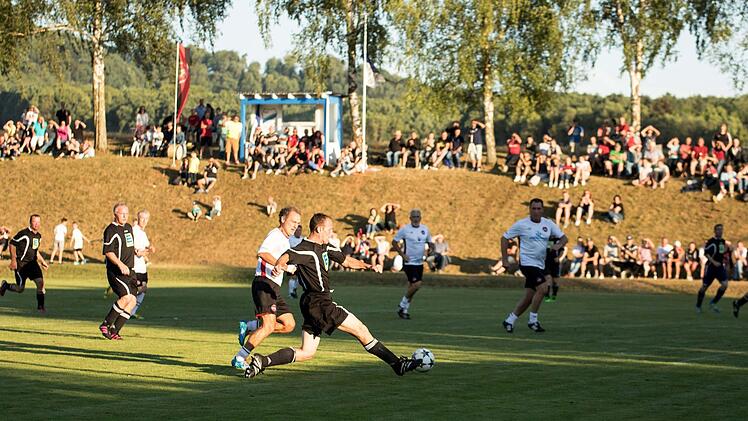 Robert Schneiderbanger vom TSV Kleukheim brachte in der zweiten Halbzeit die Hintermannschaft des 1. FC N&uuml;rnberg einige Male in Wanken. Foto: Hartmut Klamm