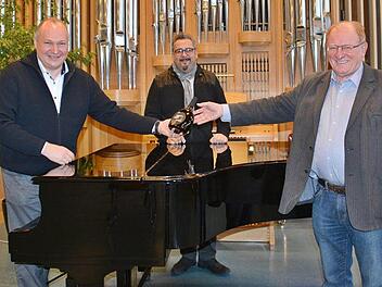 Im Orgelsaal der Berufsfachschule für Musik Bad Königshofen überreichte Schulleiter Professor  Ernst Oestreicher an seinen designieren Nachfolger, Elmar Sebastian Koch (links) einen fränkischen Bocksbeutel zur Begrüßung. Mit auf dem Foto Frank Stäblein, Leiter der Musikschule des Landkreises Rhön-Grabfeld. Foto: Hanns Friedrich