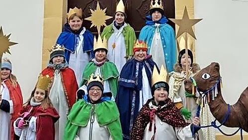 Die Sternsinger mit dem Dromedar Sherine vor der Kapelle in Unterst&uuml;rmig.