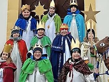 Die Sternsinger mit dem Dromedar Sherine vor der Kapelle in Unterst&uuml;rmig.