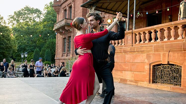 Die Liebe zum Tango verband nicht nur Hannes Gro&szlig;mann (Pascal Houdus) und Katrin Sommer (Maude Andrey), sondern auch Katrin und ihren vorherigen Freund Tobias.