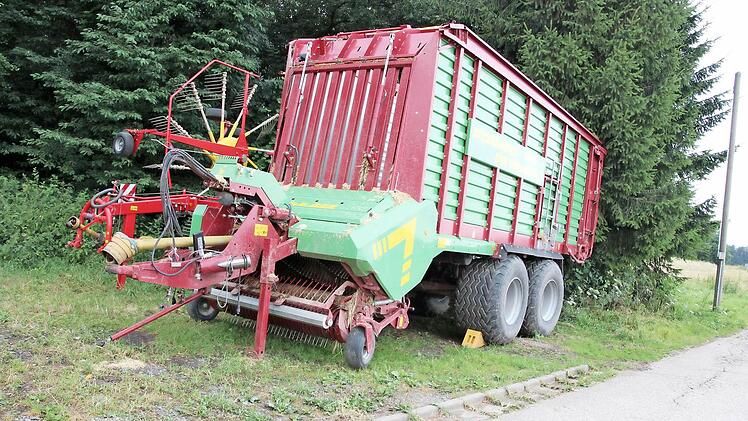 Diese Maschine steht auf dem Hof in Ebneth, um die Gras-Silage zu machen.