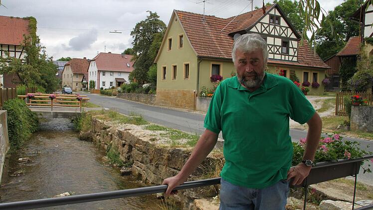 Hans-Karl Hertel beim Rundgang durchs Dorf.