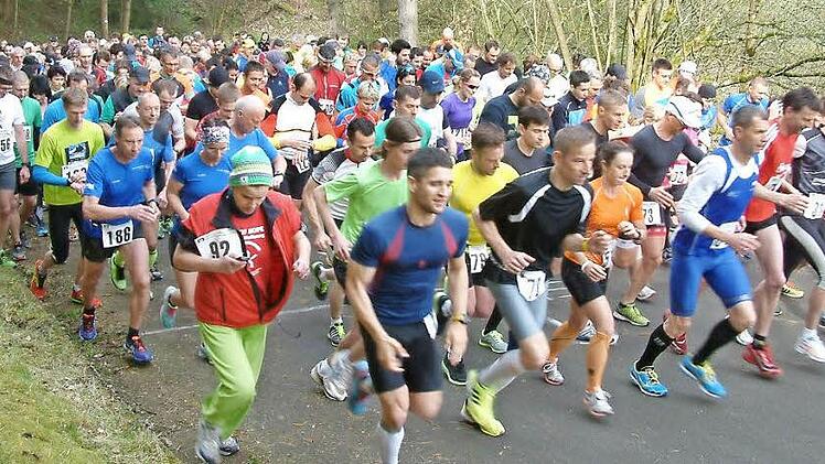 Dieses Bild vermittelt einen Eindruck davon, wie viele Teilnehmer sich an dem Halbmarathon immer beteiligen.  Foto: Hartmut Neubauer