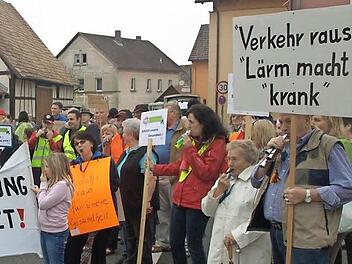 Immer wieder haben die Eltingshäuser für die Entlastung ihrer Ortsdurchfahrt demonstriert. Voraussichtlich im November sollen nun die endgültigen Pläne öffentlich ausgelegt werden. Foto: Archiv/Stefan Geiger