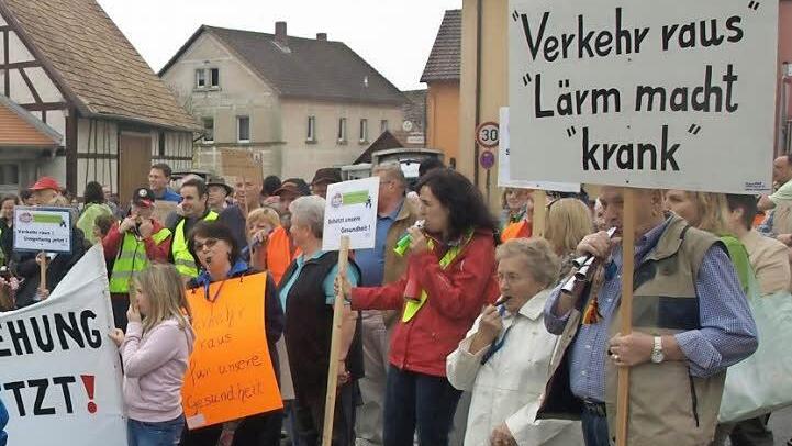 Immer wieder haben die Eltingshäuser für die Entlastung ihrer Ortsdurchfahrt demonstriert. Voraussichtlich im November sollen nun die endgültigen Pläne öffentlich ausgelegt werden. Foto: Archiv/Stefan Geiger