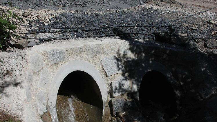 Die beiden Durchlässe für das Wasser aus der Grün unter der Kreisstraße hindurch zur Kremnitz  Foto: Friedwald Schedel
