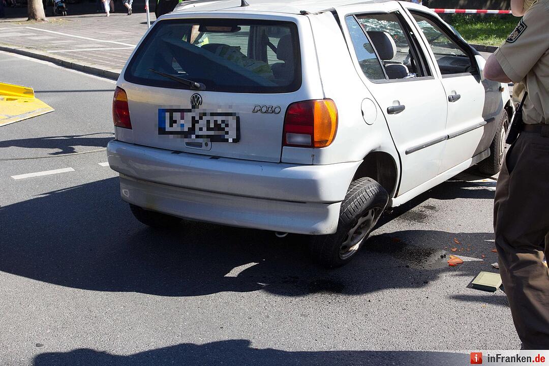 Pkw landet nach Kollision auf dem Dach - Stau im Feierabendverkehr