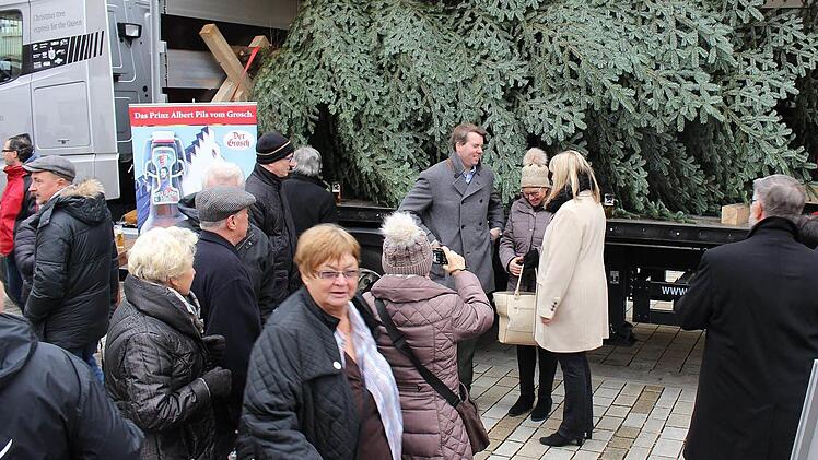 Schnell noch ein Erinnerungsfoto mit Prinz Hubertus und Bürgermeisterin Birgit Weber. Foto: Ulrike Nauer