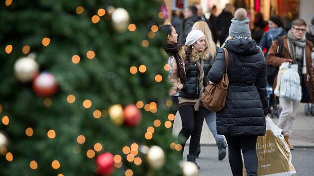 Traditionell ist an Heiligabend am Vormittag viel los in den Innenst&auml;dten. Nicht in diesem Jahr, denn Heiligabend f&auml;llt auf einen Sonntag. Bernd von Jutrczenka/dpa