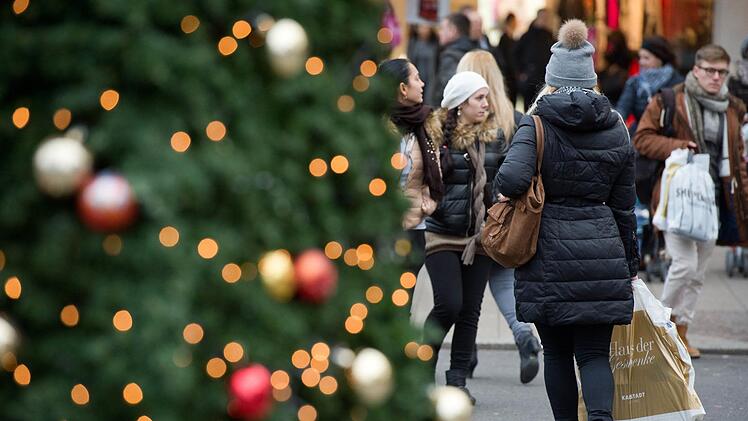 Traditionell ist an Heiligabend am Vormittag viel los in den Innenstädten. Nicht in diesem Jahr, denn Heiligabend fällt auf einen Sonntag. Bernd von Jutrczenka/dpa