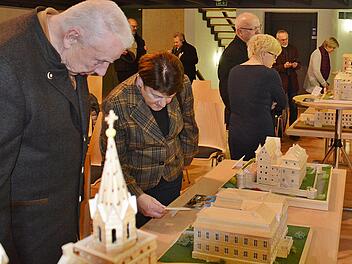 Fasziniert betrachteten Besucher die Ausstellung originalgetreuer Miniaturen in Bad Königshofen. Hanns Friedrich