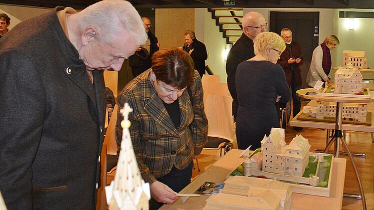 Fasziniert betrachteten Besucher die Ausstellung originalgetreuer Miniaturen in Bad Königshofen. Hanns Friedrich