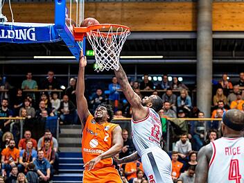 Cliff Alexander (rechts) versucht den Weißenfelser James Farr beim Korbleger zu blocken. Foto: Eibner