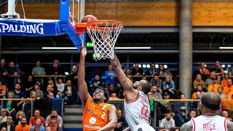 Cliff Alexander (rechts) versucht den Weißenfelser James Farr beim Korbleger zu blocken. Foto: Eibner