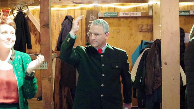 Martin Panzer zieht als Edmund Stoiber in die heiligen Hallen der Rosenbergalm ein.Hans Franz