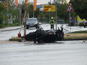 Motorradfahrer st&uuml;rzt und wird schwer verletzt