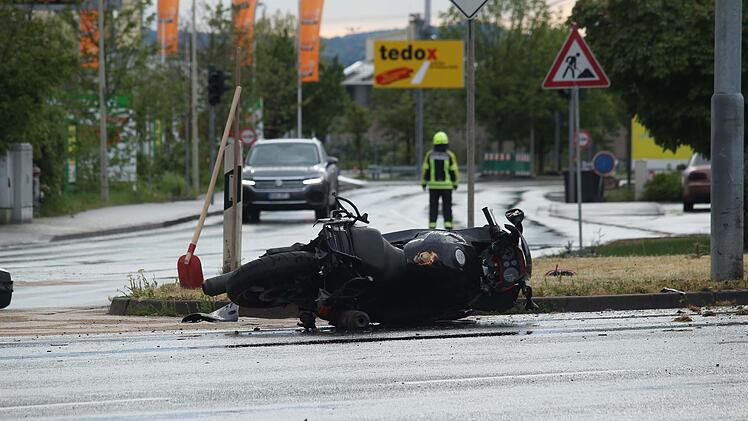 Motorradfahrer stürzt und wird schwer verletzt