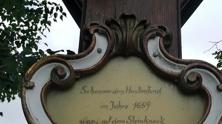 Wie wichtig der Steinknock vor Ort noch ist zeigt, dass 2005 gestiftete Kreuz von Helga und Stephan Hübschmann aus Mistendorf am Anfang des Prozessionswegs zum Steinknock hinaus. Es soll an ein Kreuz erinnern, das auf dem Steinknock noch vor dem Hostienfund gestanden sein soll.  Foto: Andrea Spörlein